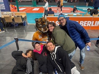 Gruppenbild mit Maskottchen